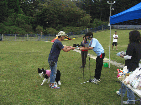 わんわん運動会 3位入賞 表彰式での店長とバジル